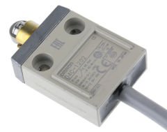 Omron - D4C-1202 Kompak kapalı limit switch, makaralı üstten basmalı, 5 A 250 VAC, 4 A 30 VDC